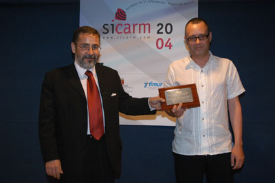 D. Lucio Moreno recoge el premio en nombre de D. Enrique Mart, 2 finalista del concurso de animacin